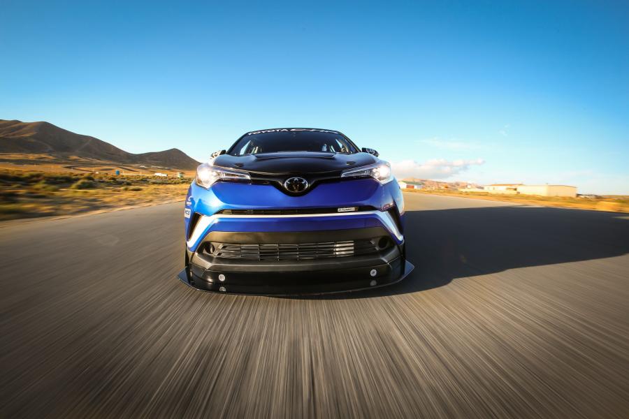  Toyota C-HR R-Tuned 2017 года  (фото 12 из 24)